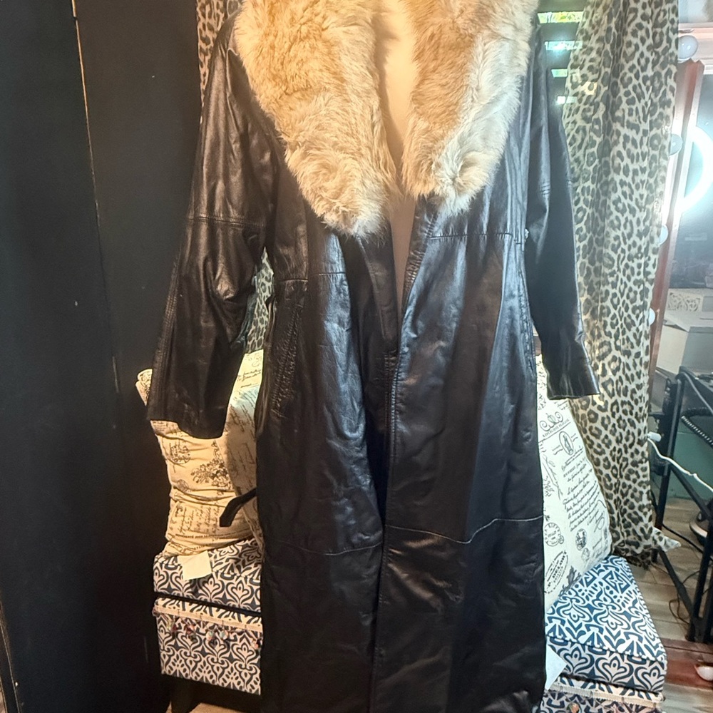 Vintage 100% Genuine Leather fur Coat with baige  Fox Collar